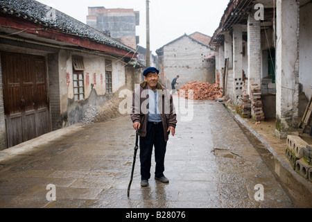 Älterer Mann mit einem Gehstock in Fuli alte Stadt Xingping China Stockfoto