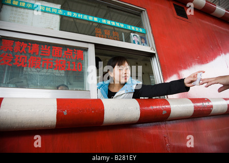 Frau in Mautstelle sammeln Zahlungen Guilin China Stockfoto