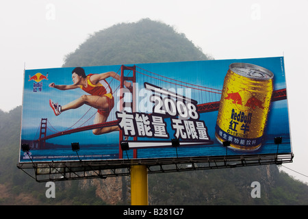 Red Bull Billboard Sponsor für die Olympischen Spiele 2008 in der Nähe von Guilin, China Stockfoto