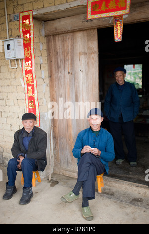 Ältere Männer sitzen zusammen in der alten Stadt Xingping Fuli China Stockfoto