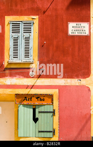 Fenster und Fensterläden von einem bunten alten Gebäude, Vieux Nice Cote d ' Azur, Frankreich Stockfoto