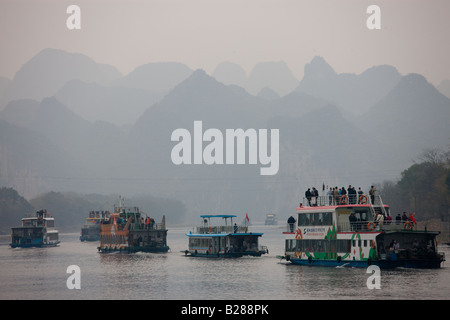 Ausflugsboote fahren entlang Li-Fluss zwischen Guilin und Yangshuo China Stockfoto