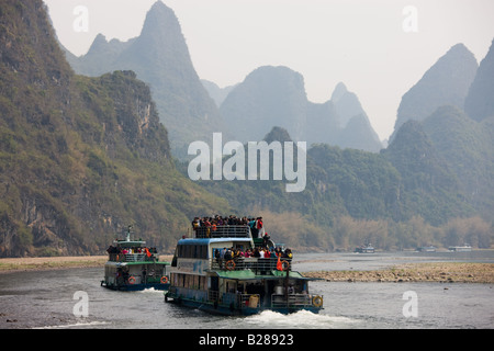 Ausflugsboote fahren entlang Li-Fluss zwischen Guilin und Yangshuo China Stockfoto