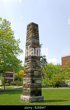 Obelisk, bestehend aus verschiedenen Steinen, die in das Gebäude von der Penn State University in State College PA verwendet Stockfoto