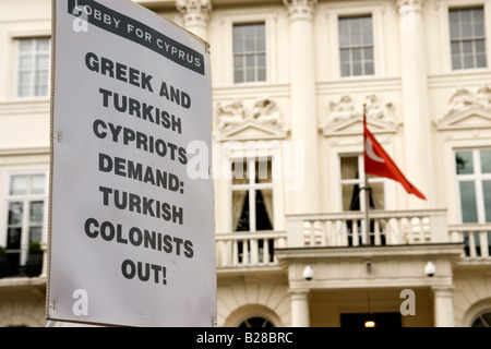 Zyprioten vor türkischen Botschaft in Belgrave Square in London zum 34. Jahrestag der türkischen Invasion in Zypern Stockfoto