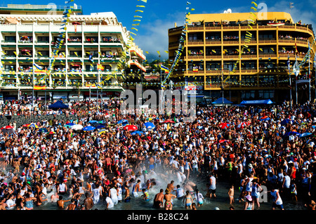 Wartet auf "La Embarcacion De La Virgen del Carmen" (The Sea-Einstellung der Jungfrau Carmen) in Puerto De La Cruz, Teneriffa, Spanien Stockfoto