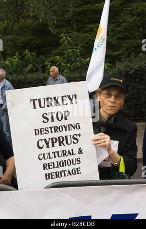 Zyprioten vor türkischen Botschaft in Belgave Square in London zum 34. Jahrestag der türkischen Invasion in Zypern Stockfoto