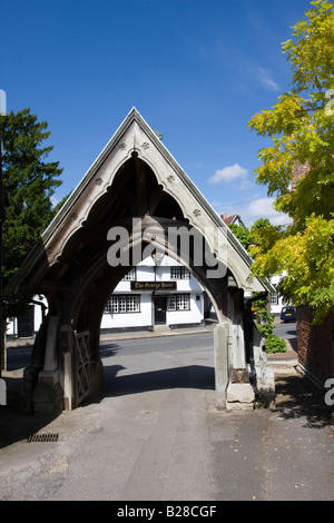 Detail des Lychgate in der Dorchester Abbey Church mit dem Eingang zum The George Hotel im Hintergrund Stockfoto