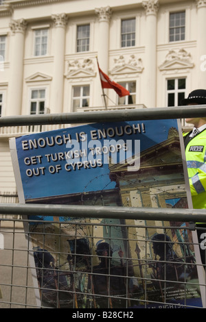 Zyprioten vor türkischen Botschaft in Belgave Square in London zum 34. Jahrestag der türkischen Invasion in Zypern Stockfoto