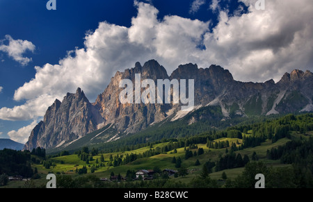 Pomaganon massiv kurz vor Einbruch der Dunkelheit, Cortina d ' Ampezzo, Dolomiten, Italien Stockfoto