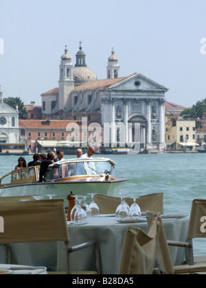 Tischdekoration im Hotel auf der Insel Giudecca, Venedig Stockfoto