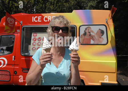 Eine Dame kauft Eistüten aus einem Lieferwagen auf den sieben Schwestern Country Park in East Sussex Stockfoto