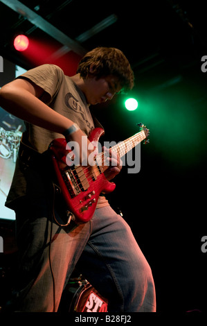 Teenager spielt Bass-Gitarre bei einem Gig Konzert auf der Bühne live-Rockmusik Stockfoto