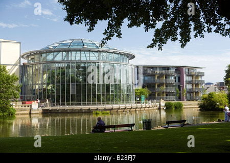 UK-Tyne und tragen Sunderland Mowbray Park Winter Gärten bauen über den See Stockfoto