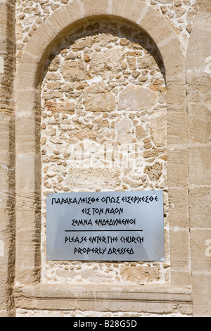 "Geben Sie bitte die Kirche richtig gekleidet" Schild an der Kirche von Agios Georgios auf der West-Küste von Zypern Stockfoto