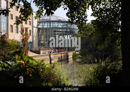 UK-Tyne und tragen Sunderland Mowbray Park Winter Gärten bauen über den See Stockfoto