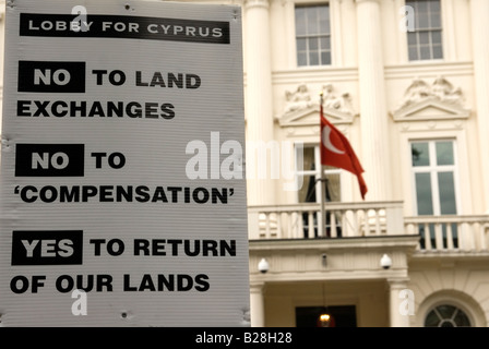 Zyprioten vor türkischen Botschaft in Belgave Square in London zum 34. Jahrestag der türkischen Invasion in Zypern Stockfoto