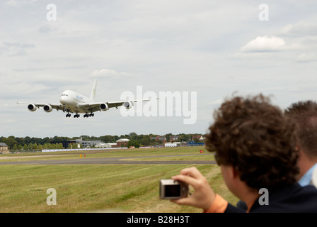 Zuschauer fotografieren Airbus A380 Landung auf seine Digitalkamera Farnborough Air Show 2008 Stockfoto