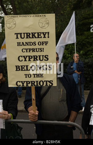 Zyprioten vor türkischen Botschaft in Belgave Square in London zum 34. Jahrestag der türkischen Invasion in Zypern Stockfoto