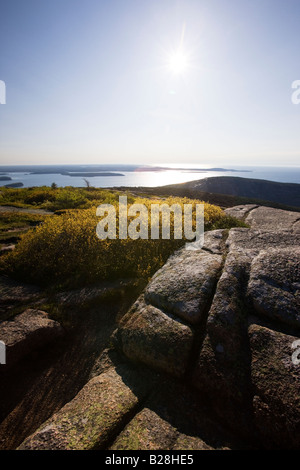Blick von Osten bei Sonnenaufgang vom Gipfel des Cadillac Mountain, Acadia National Park, Maine, USA Stockfoto