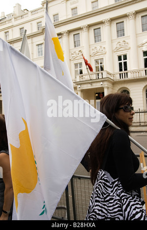 Zyprioten vor türkischen Botschaft in Belgave Square in London zum 34. Jahrestag der türkischen Invasion in Zypern Stockfoto