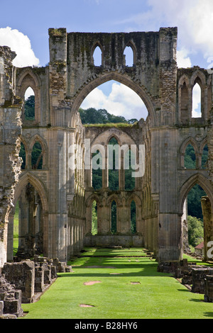 North Yorkshire Ryedale Rievaulx Abtei der Chor und Langhaus Stockfoto