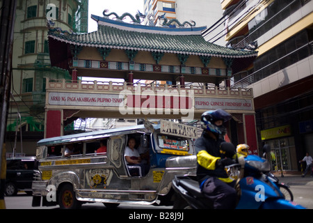 Verkehr geht durch die Filipino-Chinesische Freundschaft Bogen in China Town Bezirk von Manila, Philippinen. Stockfoto