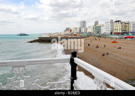 Brighton Beach im Sommer aus dem Palace Pier East Sussex England Großbritannien Stockfoto