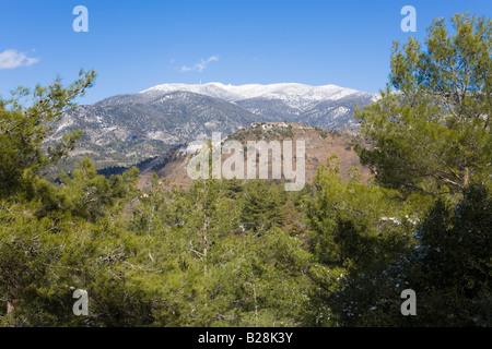 Mount Olympus im Troodos-Massiv betrachtet aus in der Nähe von Mandria, Zypern Stockfoto