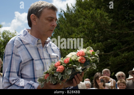 Unisono-Generalsekretär und Präsident der TUC Dave Prentis legt einen Kranz auf das Grab eines Tolpuddle Märtyrer Stockfoto