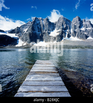 Dock auf See Amethyst, Jasper Nationalpark, Aberta, Kanada Stockfoto