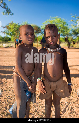 Kinder der Himba in Namibia Stockfoto