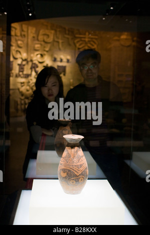 Besucher betrachten ein Schiff auf dem Display im Glaskasten in Shaanxi Geschichte Museum Xian China Stockfoto