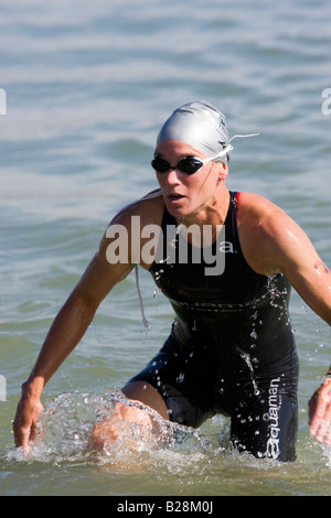 Amanda Stevens verlässt das Wasser Stockfoto