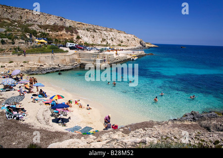 Erhöhte Ansicht von Touristen am Strand, Hondoq Bay, Gozo, Malta Stockfoto