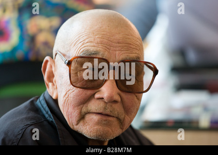 Herr Yang Peiyan der Bauer, die Terrakotta-Krieger-Zeichen gefunden, Bücher in der Geschenkeshop Qin Museum Xian Stockfoto