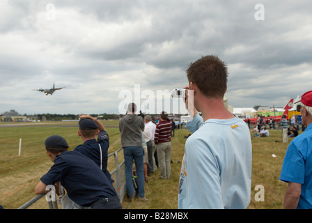 Zuschauern ein Flugzeug landen, während ein Bild auf seine kleine Digitalkamera Farnborough Air Show 2008 Stockfoto