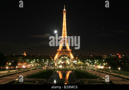 Eiffelturm bei Nacht Stockfoto