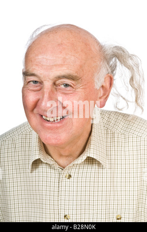 Ein älterer Mann zeigt seine "Kamm-Over" um seine Glatze vor dem Hintergrund von reinem weiß (255) zu decken. Stockfoto