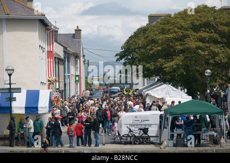 Menschen drängen sich Kai an der Cardigan Bay Seafood Festival Aberaeron Wales Stockfoto