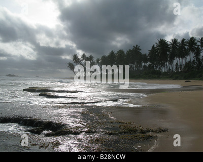 Der Strand am Nachmittag bei Ebbe, nahe dem Leuchtturm Hotel in Galle, auf der Südküste Sri Lankas. Stockfoto