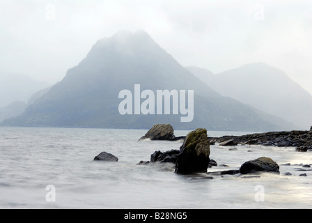 Einsame Spitze im seidig Nebel Stockfoto