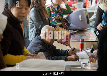 Herr Yang Peiyan der Bauer, die Terrakotta-Krieger-Zeichen gefunden, Bücher in der Geschenkeshop Qin Museum Xian Stockfoto