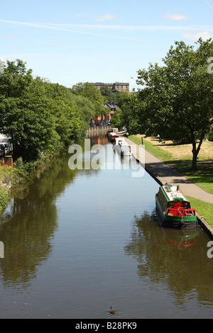 Narrowboats am Nottingham Kanal mit Nottingham Castle in der Ferne Stockfoto