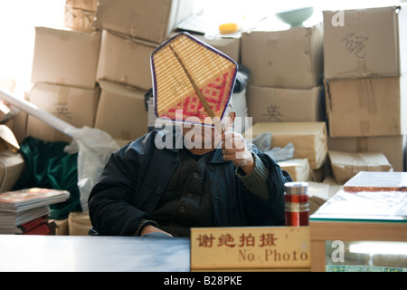 Herr Yang Peiyan der Bauer, die Terrakotta-Krieger in der Geschenkeshop Qin Museum Xian gefunden Stockfoto