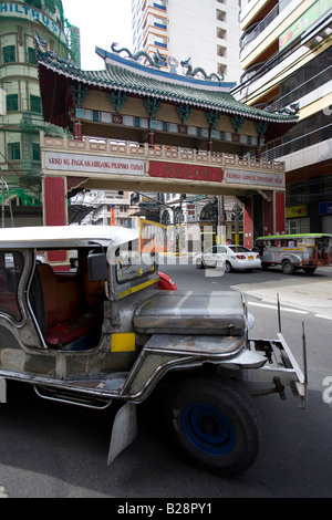 Verkehr geht durch die Filipino-Chinesische Freundschaft Bogen in China Town Bezirk von Manila, Philippinen. Stockfoto