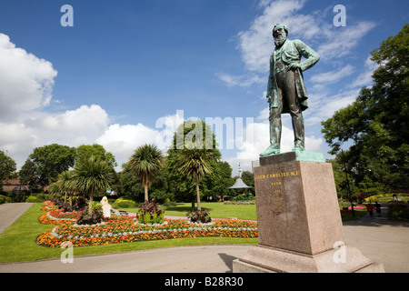 UK-Tyne und tragen Sunderland Mowbray Park Gardens John Candlish Statue unter den bunten Blumenbeeten Stockfoto