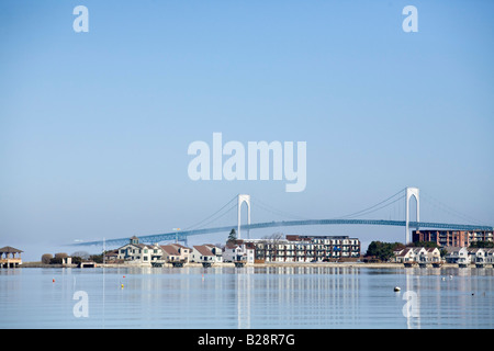 Die Cliaborne Pell Brücke Aquidneck Island auf Connanicut Insel Goat Island im Vordergrund Stockfoto