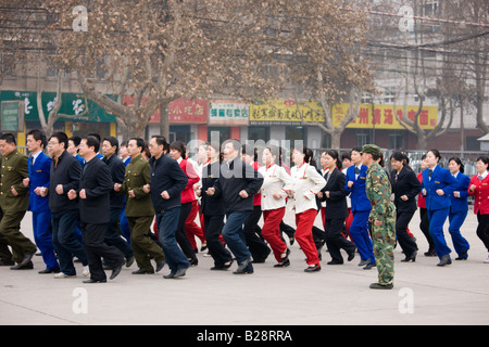 Personal auf Frühsport auf dem Gelände der Shaanxi Geschichte Museum Xian China Stockfoto