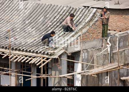 Bauherren und Dachdecker aus The City Wall Xian China betrachtet Stockfoto